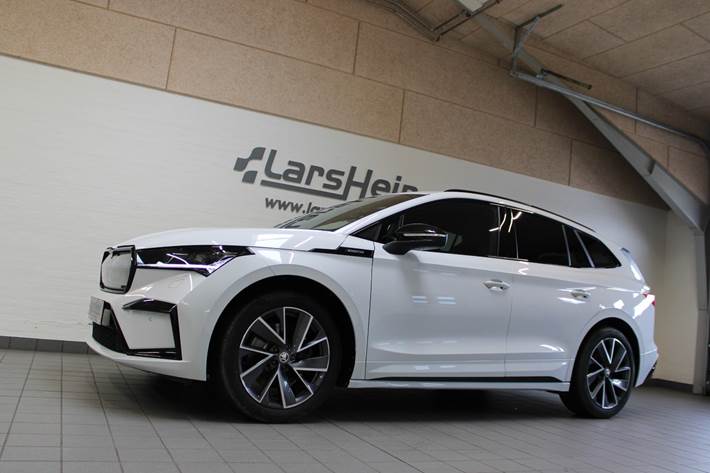 Hvid Skoda Enyaq fra 2022