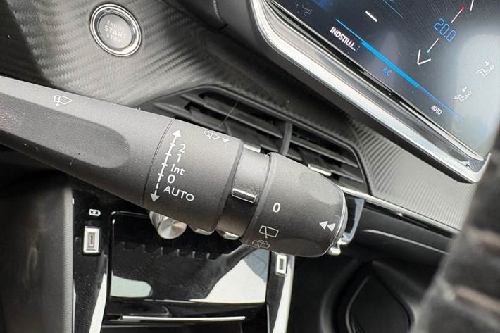Rød Peugeot 208 fra 2020