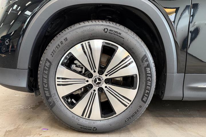 Sort Mercedes EQB250+ fra 2025