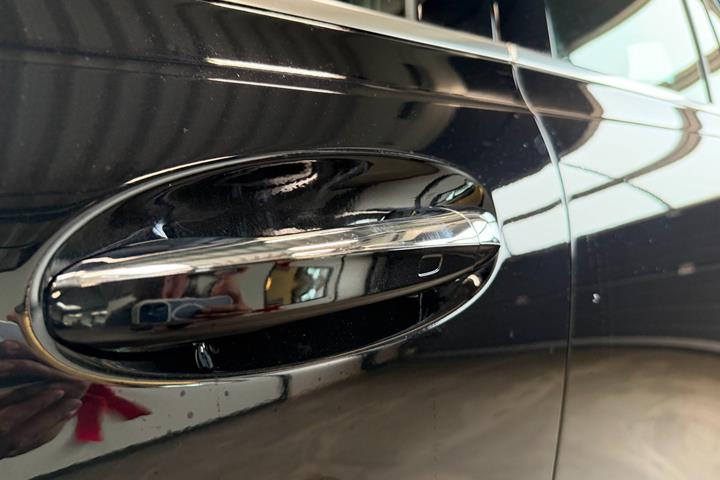 Sort Mercedes EQB250+ fra 2025