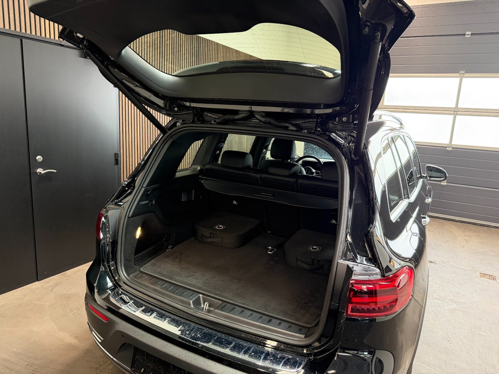 Sort Mercedes EQB250+ fra 2025