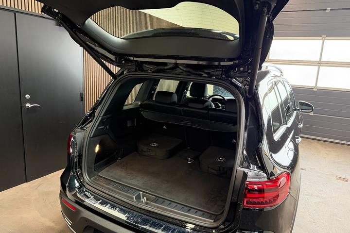 Sort Mercedes EQB250+ fra 2025