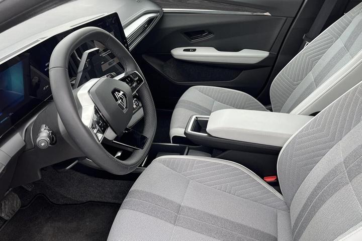 Grå Renault Scenic E-Tech fra 2024