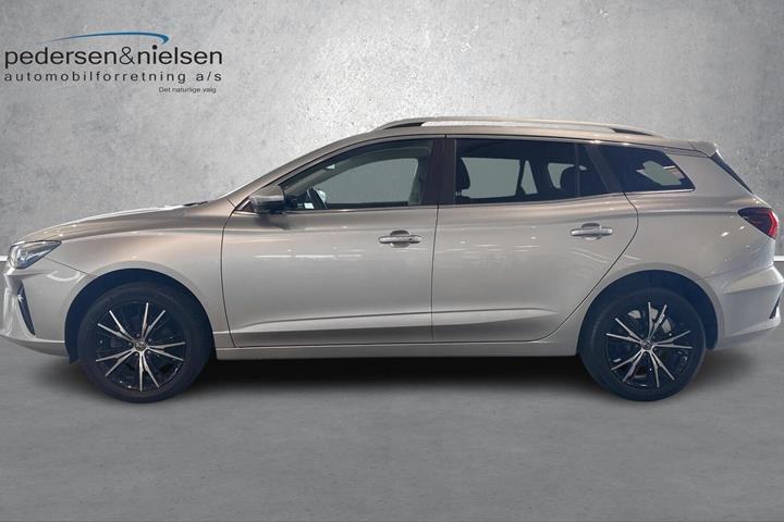 Sølv MG MG5 Electric fra 2023 set udefra