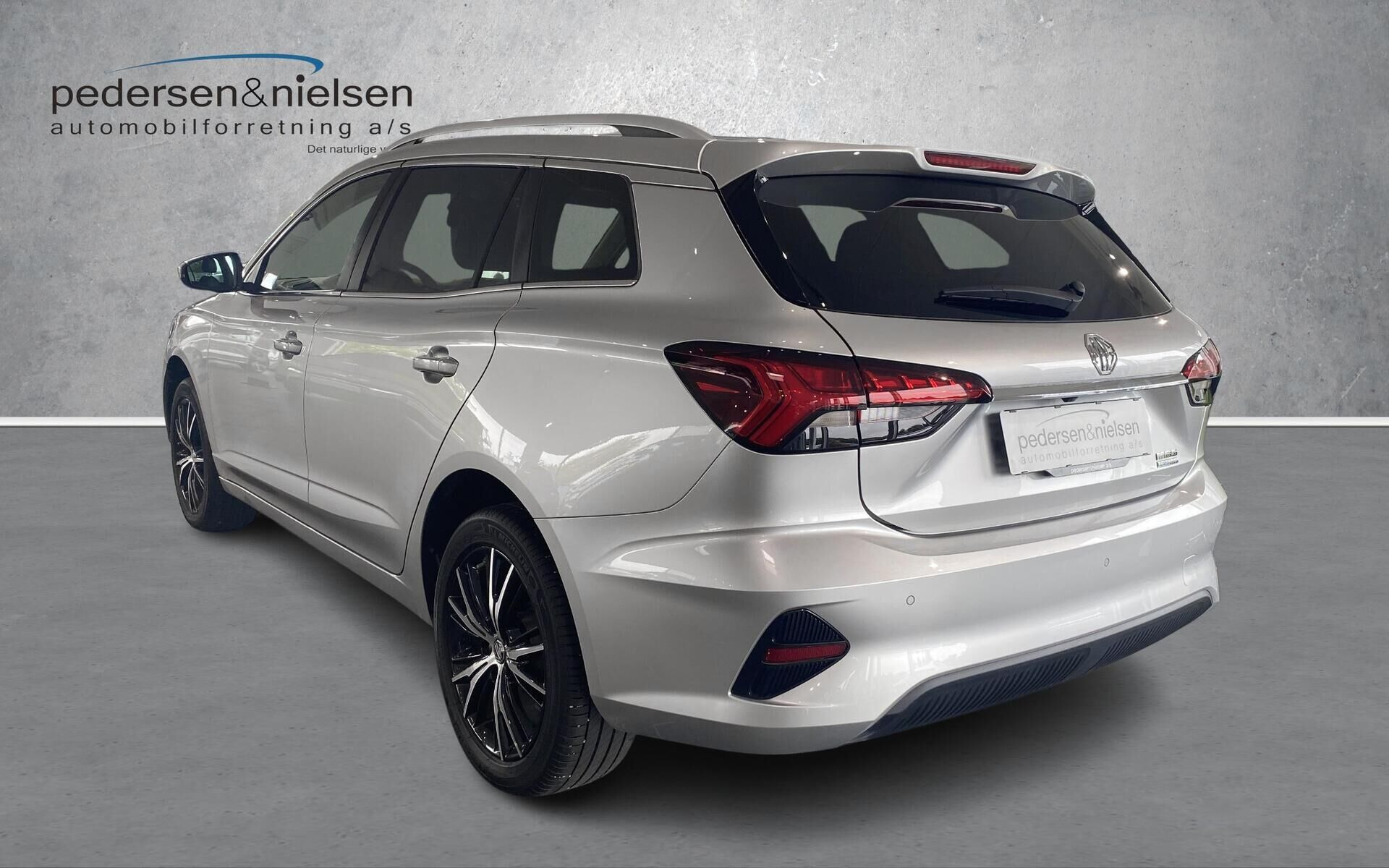 Sølv MG MG5 Electric fra 2023 set udefra