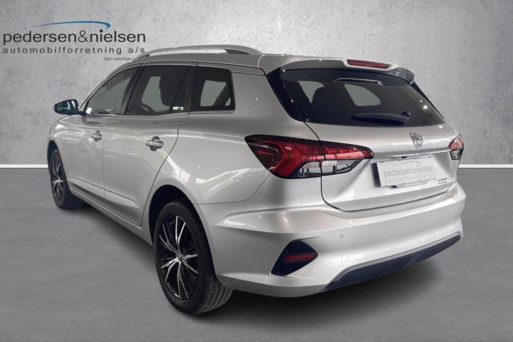 Sølv MG MG5 Electric fra 2023 set udefra