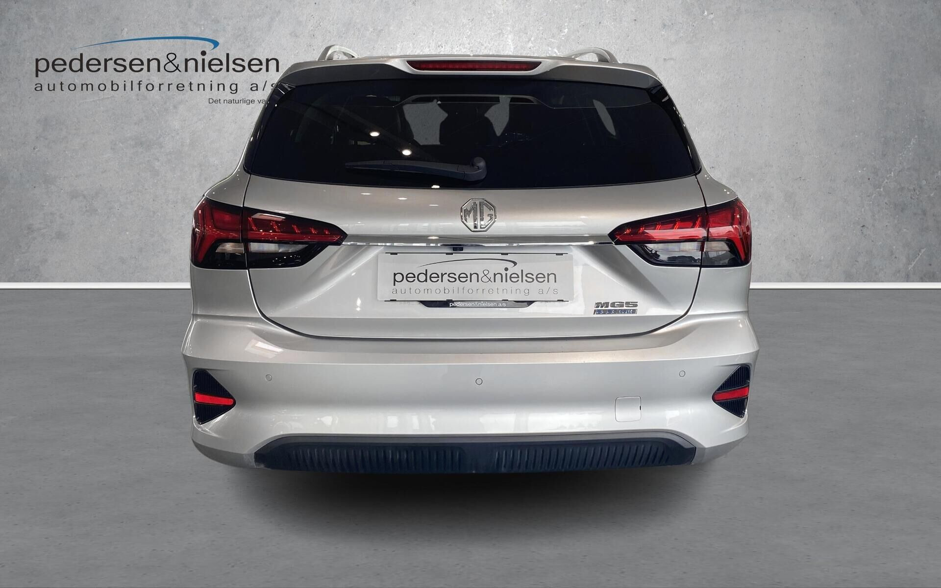 Sølv MG MG5 Electric fra 2023 set udefra