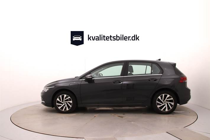 Grå VW Golf fra 2020