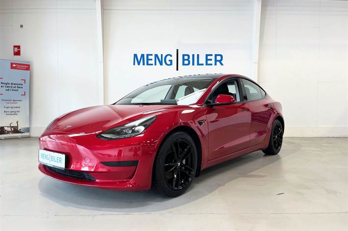 Rød Tesla Model 3 fra 2021