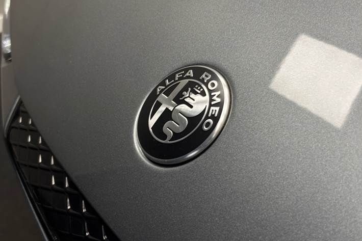 Grå Alfa Romeo Junior fra 2025