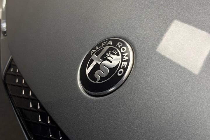 Grå Alfa Romeo Junior fra 2025
