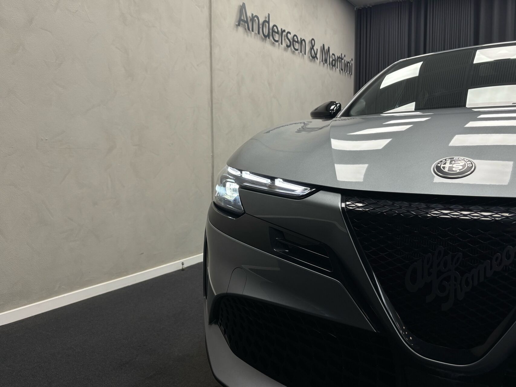 Grå Alfa Romeo Junior fra 2025