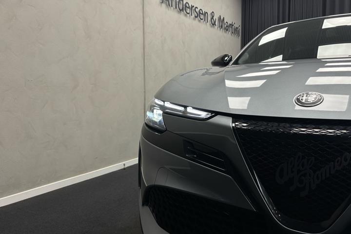 Grå Alfa Romeo Junior fra 2025