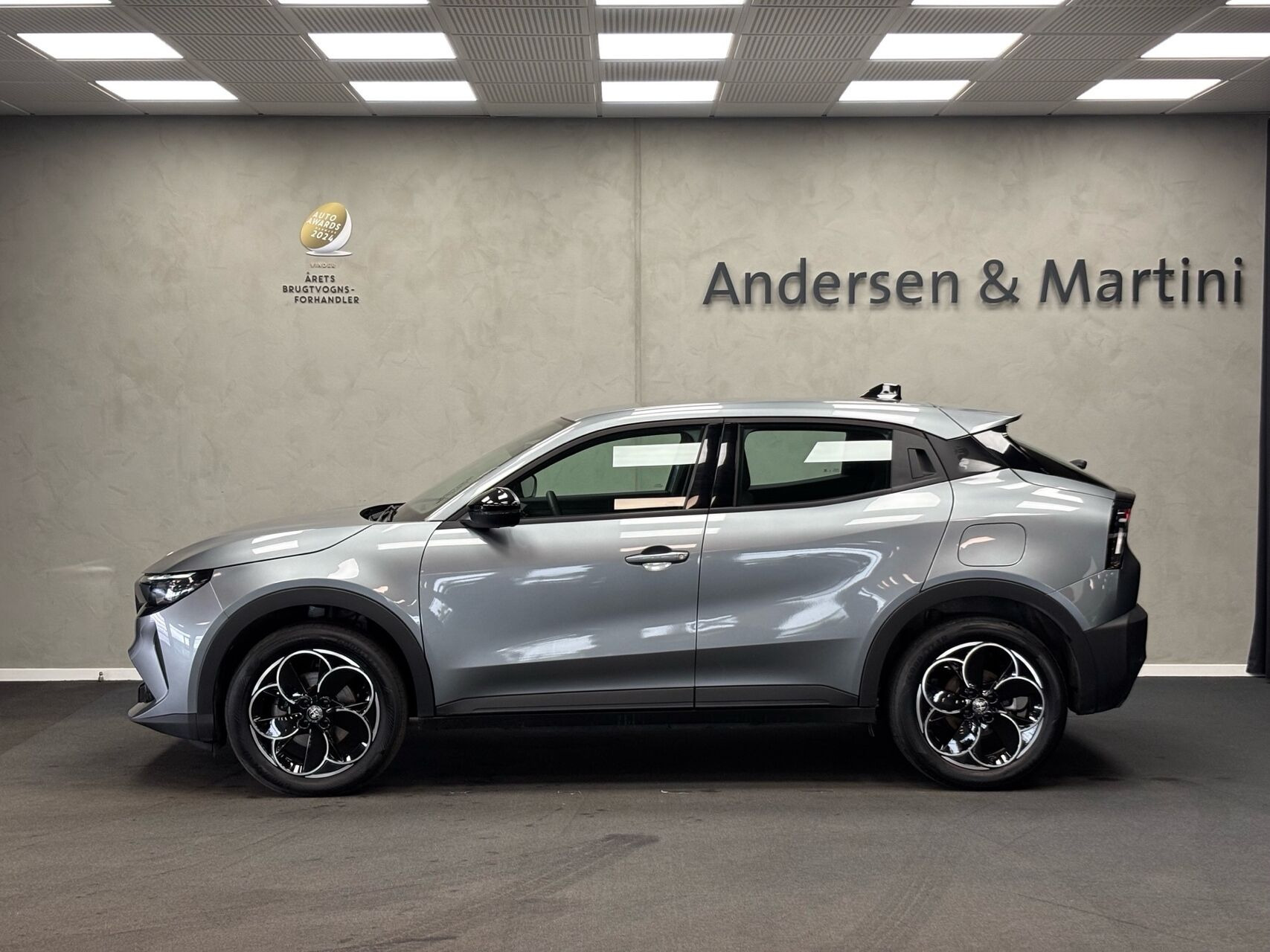 Grå Alfa Romeo Junior fra 2025
