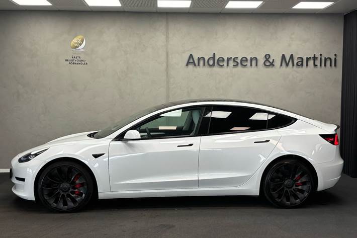 Hvid Tesla Model 3 fra 2022