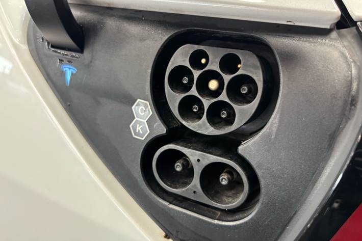 Hvid Tesla Model 3 fra 2022
