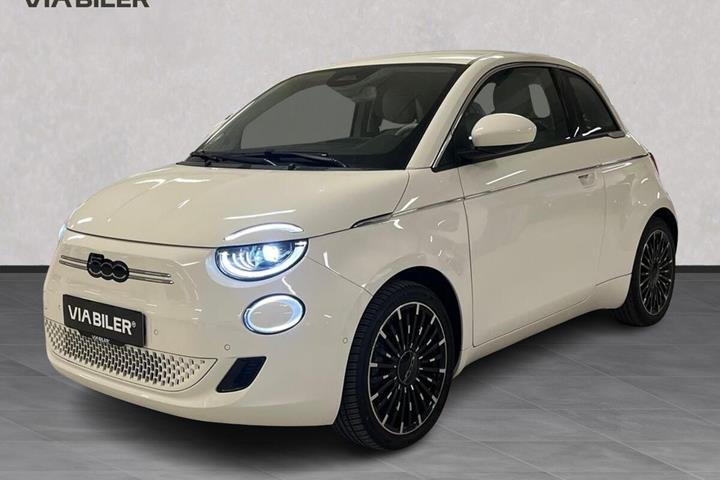 Hvid Fiat 500e fra 2023 set udefra