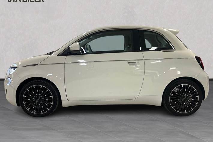 Hvid Fiat 500e fra 2023