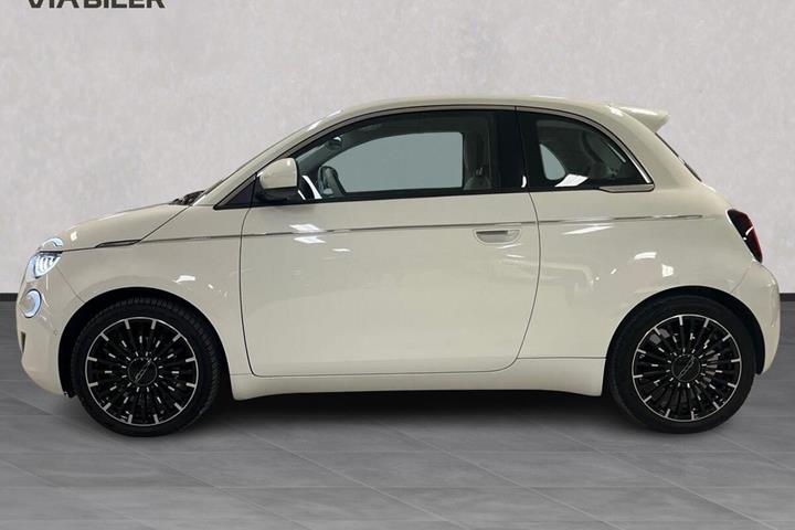 Hvid Fiat 500e fra 2023