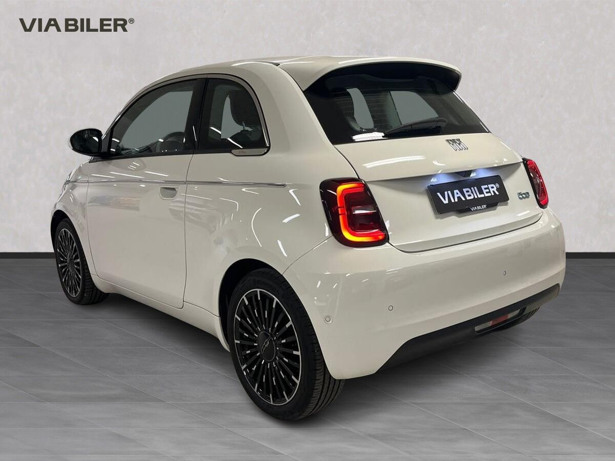 Hvid Fiat 500e fra 2023