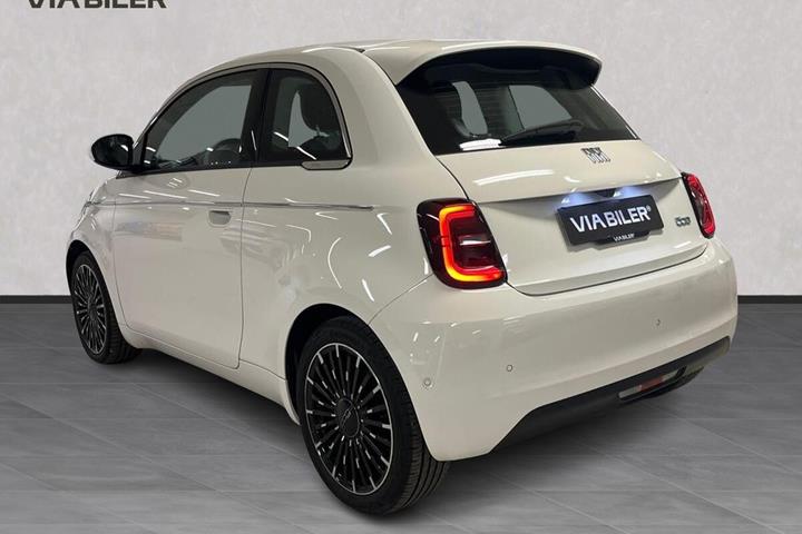 Hvid Fiat 500e fra 2023