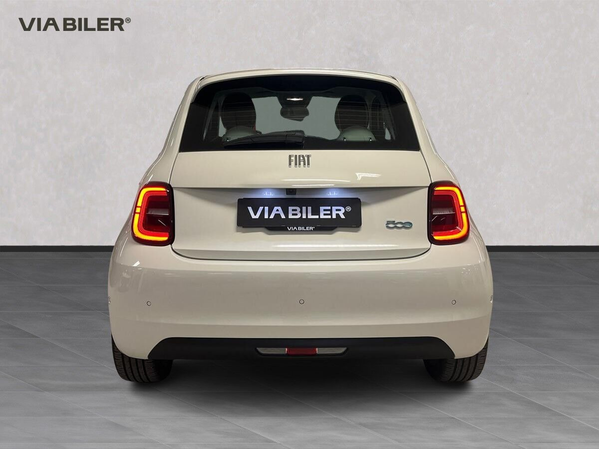 Hvid Fiat 500e fra 2023