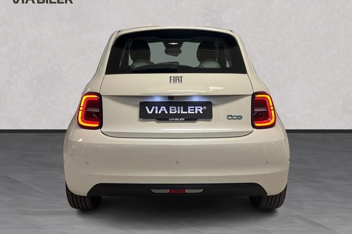 Hvid Fiat 500e fra 2023
