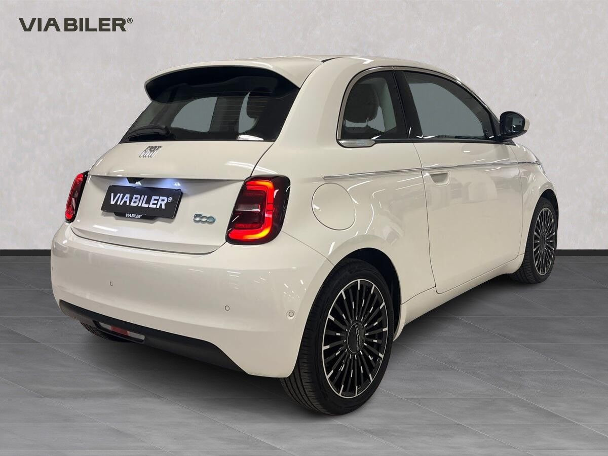 Hvid Fiat 500e fra 2023