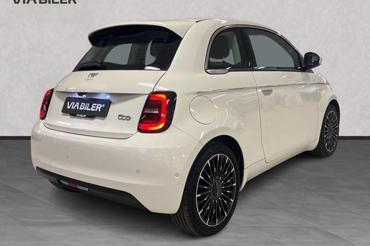 Hvid Fiat 500e fra 2023