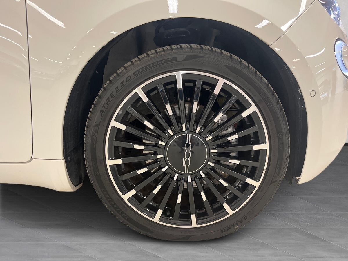 Hvid Fiat 500e fra 2023
