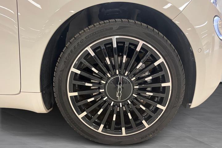 Hvid Fiat 500e fra 2023