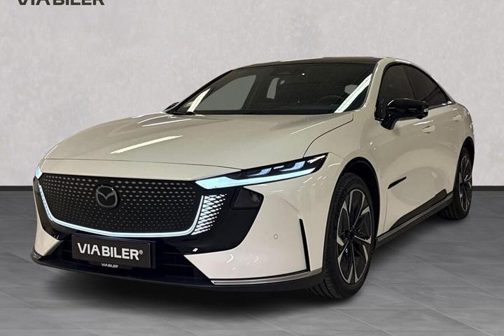Hvid Mazda 6e fra 2026 set udefra