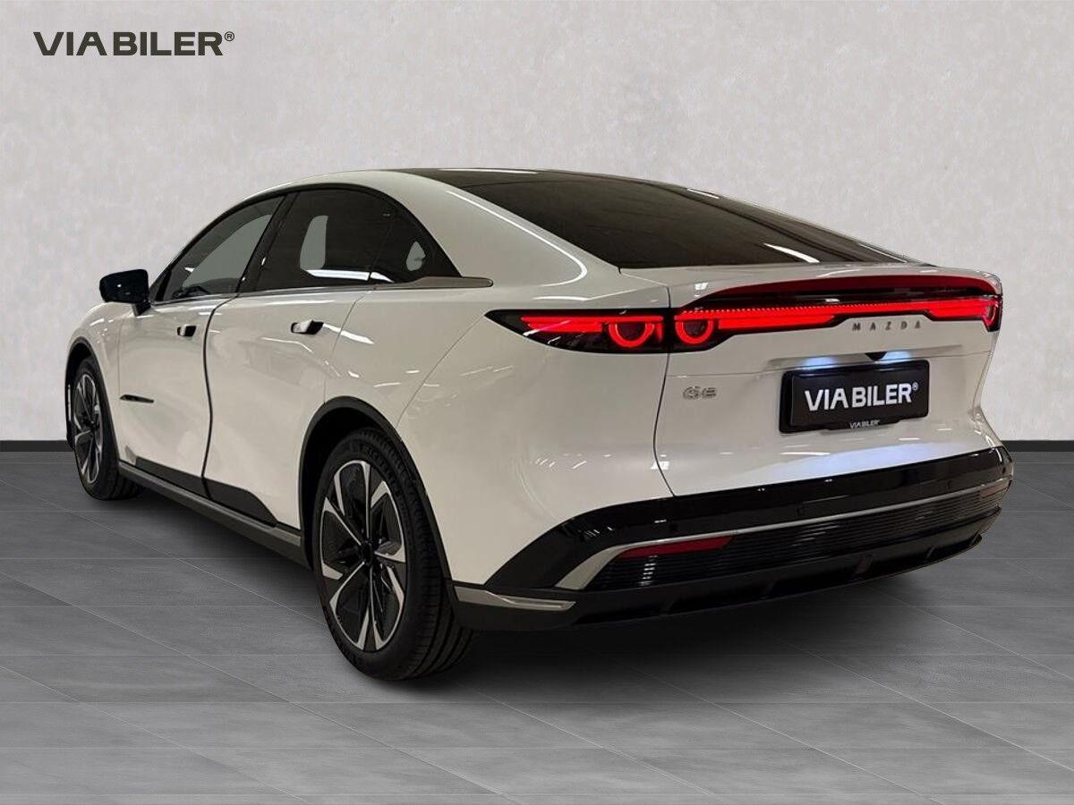 Hvid Mazda 6e fra 2026