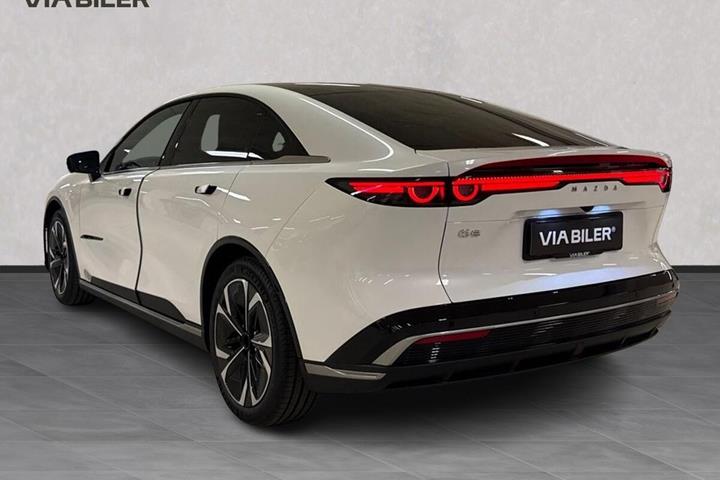 Hvid Mazda 6e fra 2026