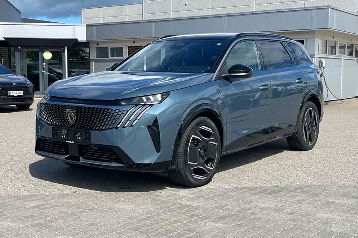 Blå Peugeot e-5008 fra 2025