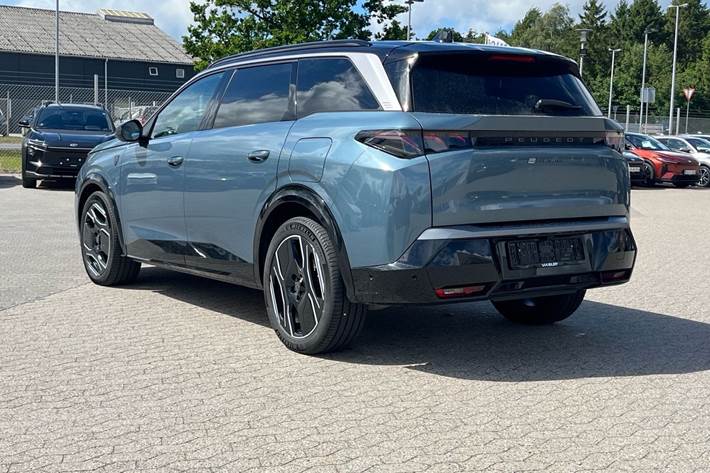 Blå Peugeot e-5008 fra 2025
