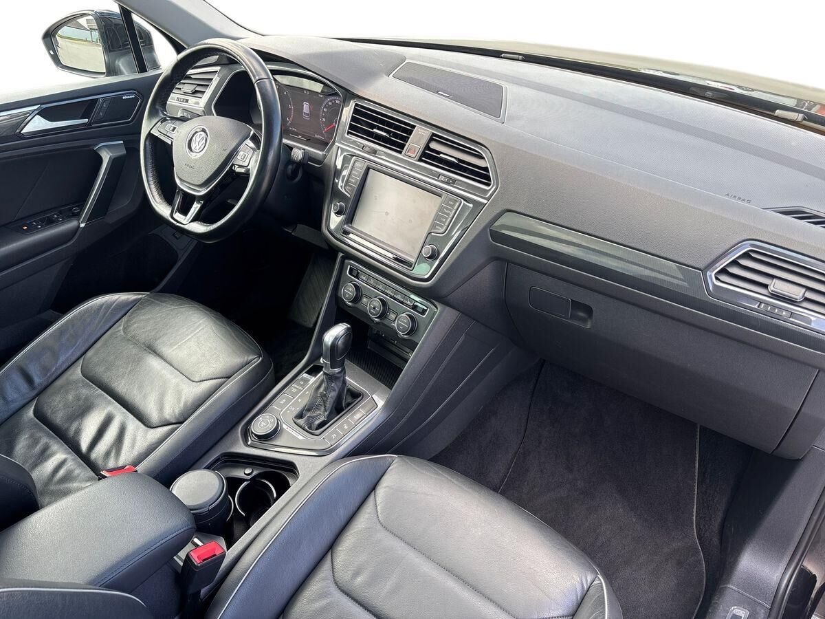 Sort VW Tiguan fra 2016