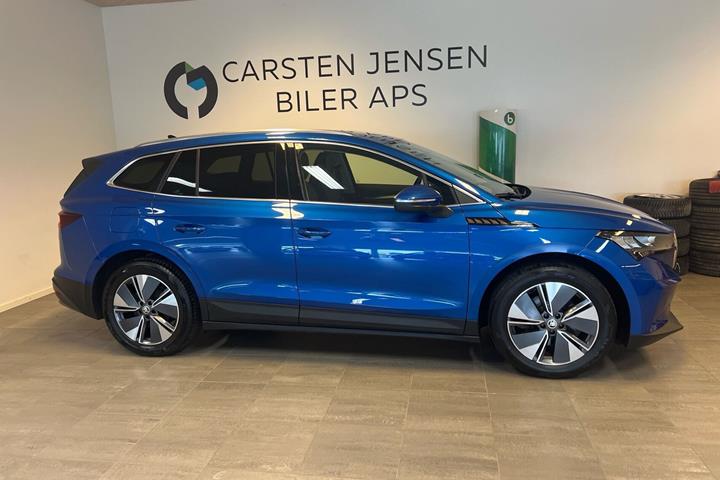 Blå Skoda Enyaq fra 2023