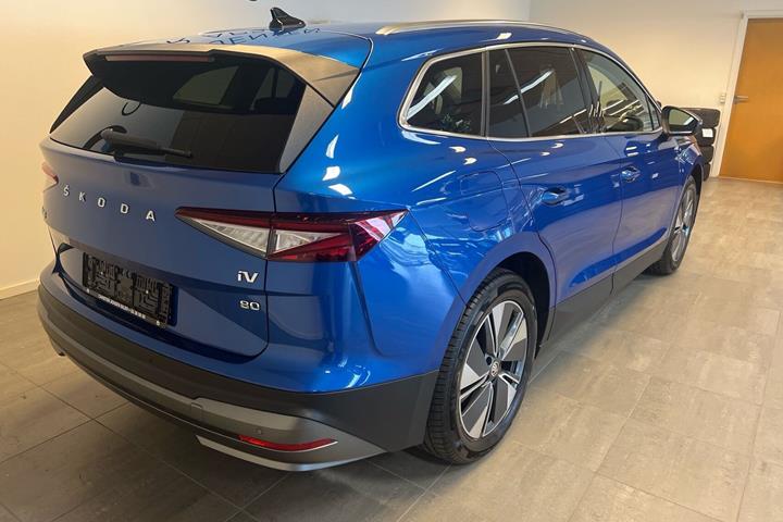 Blå Skoda Enyaq fra 2023