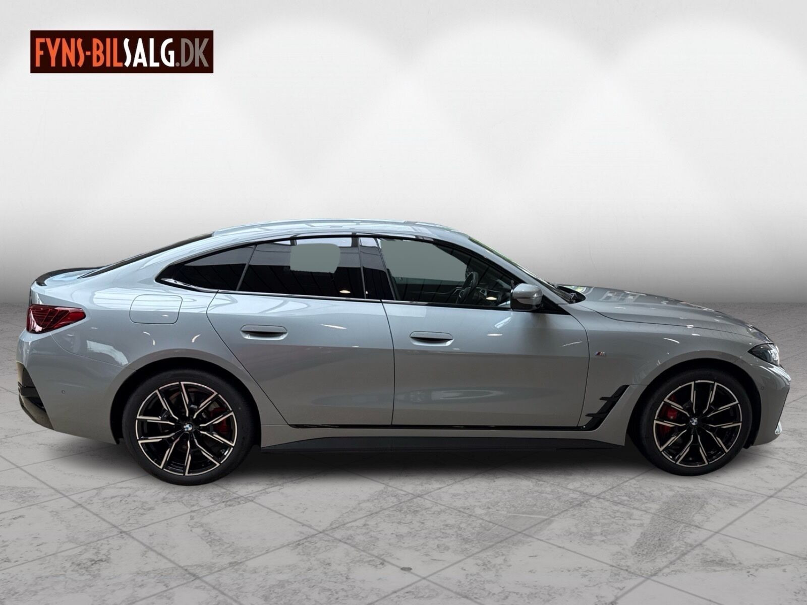 Grå BMW i4 fra 2025