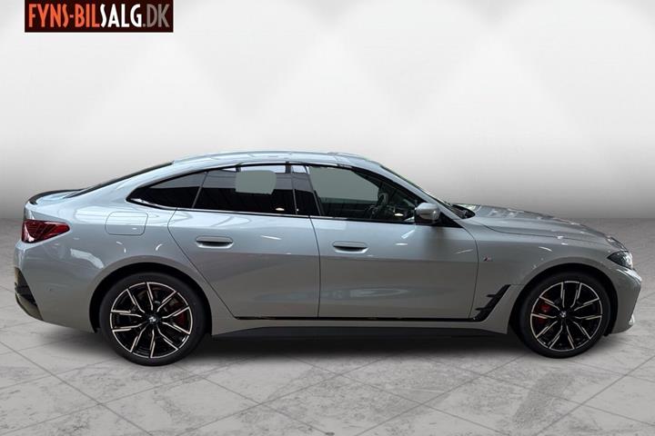 Grå BMW i4 fra 2025