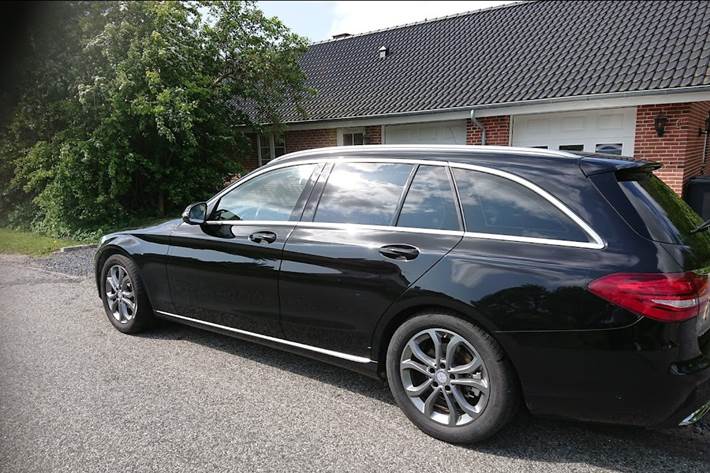 Sort Mercedes 220 D fra 2016