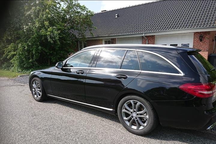 Sort Mercedes 220 D fra 2016