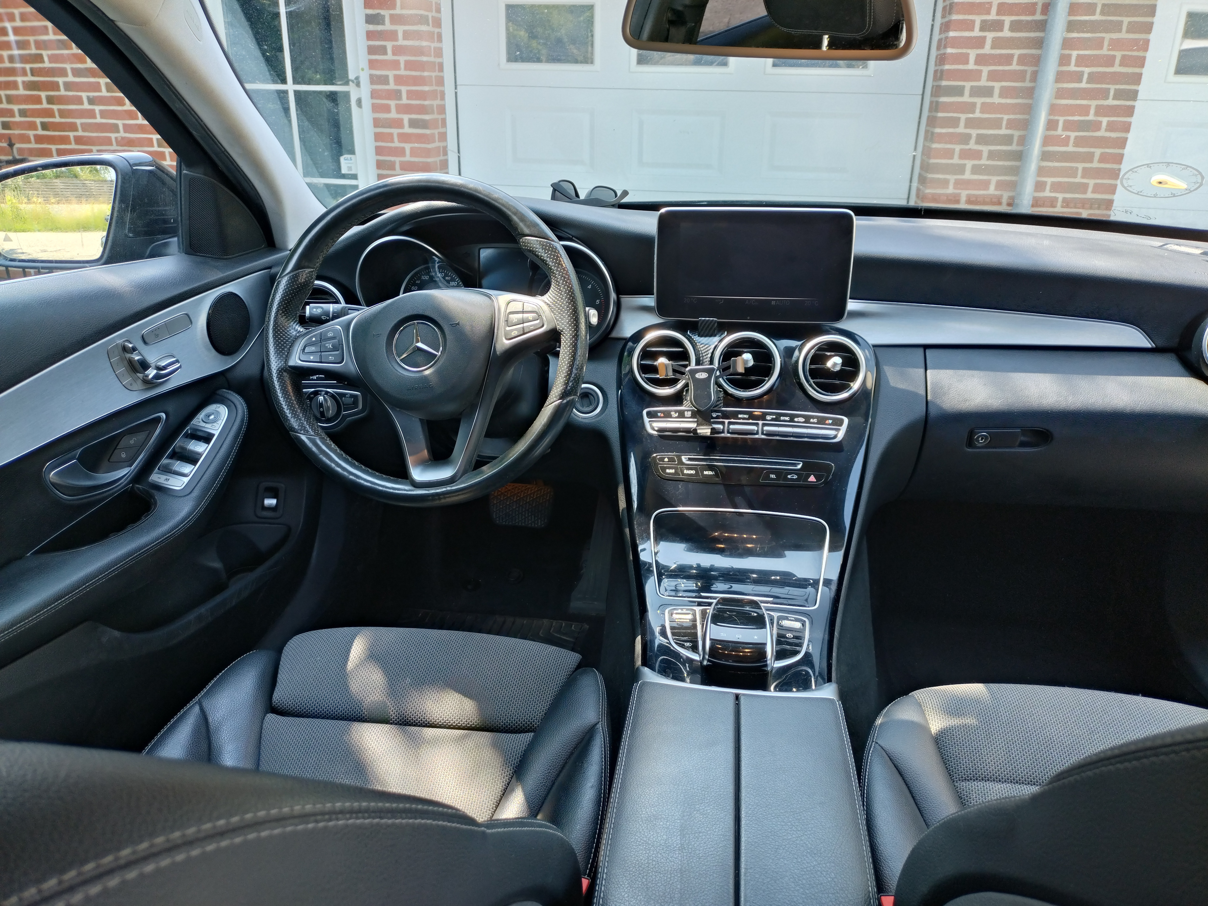Sort Mercedes 220 D fra 2016