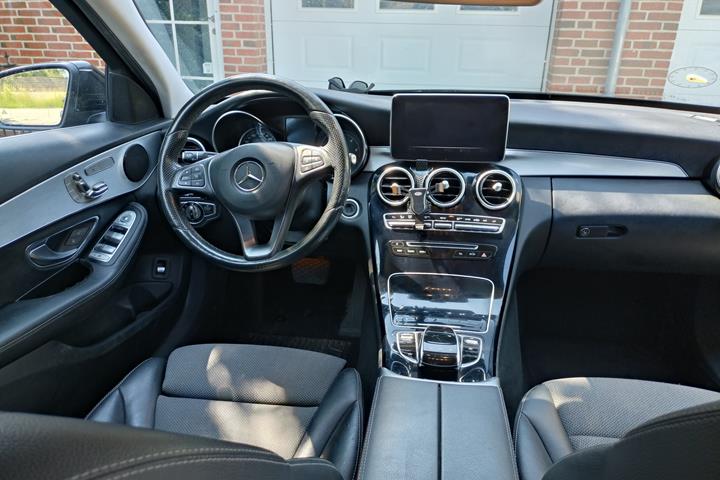 Sort Mercedes 220 D fra 2016