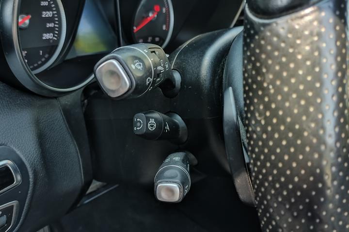 Sort Mercedes 220 D fra 2016