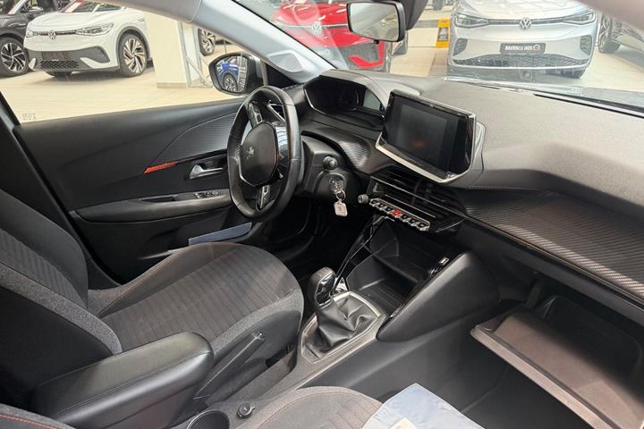 Sølv Peugeot 208 fra 2020