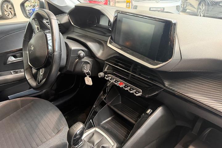 Sølv Peugeot 208 fra 2020