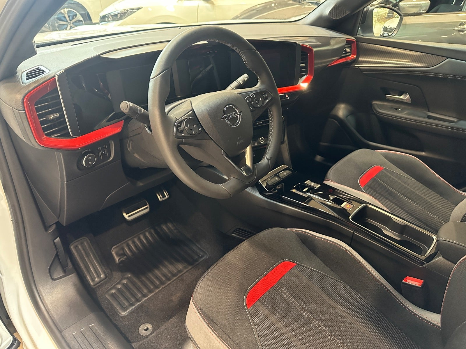 Hvid Opel Mokka-e fra 2024
