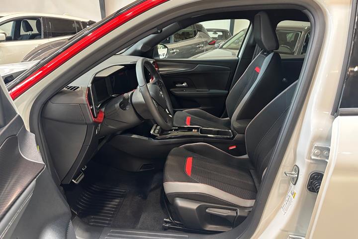 Hvid Opel Mokka-e fra 2024